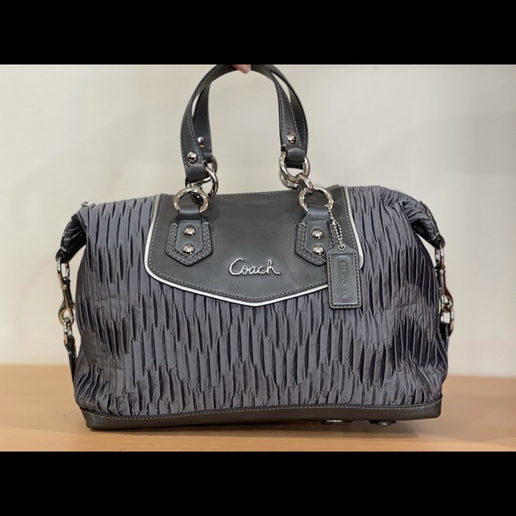 Coach shoulder/ hand band/ totes - Picture 2 of 4